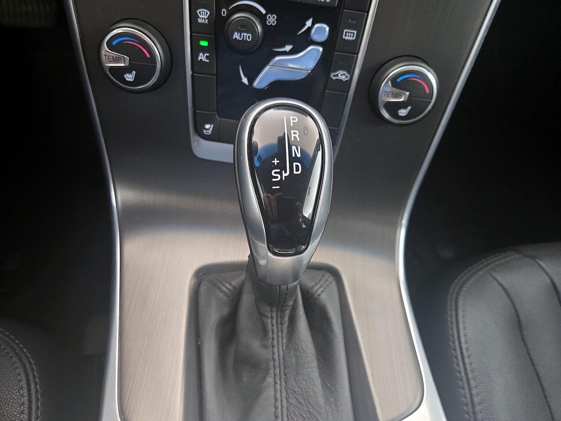 Thumbnail: 2015 Volvo V60 - 16