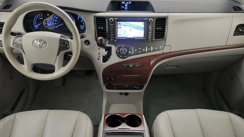 2014 Toyota Sienna XLE 9