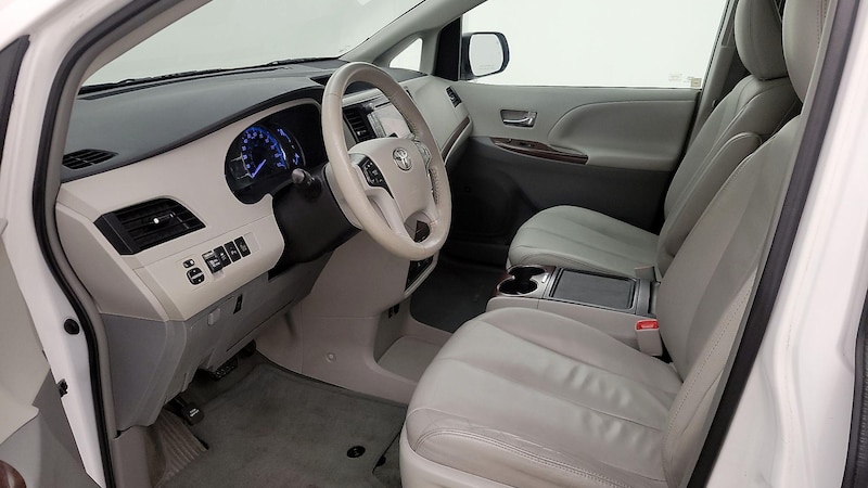 2014 Toyota Sienna XLE 11