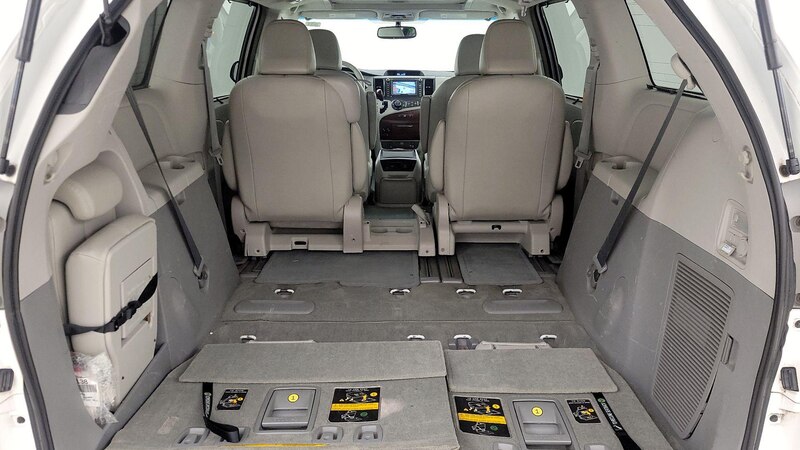 2014 Toyota Sienna XLE 24