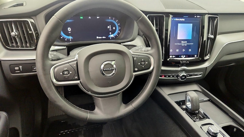 2022 Volvo XC60 B5 Momentum 10