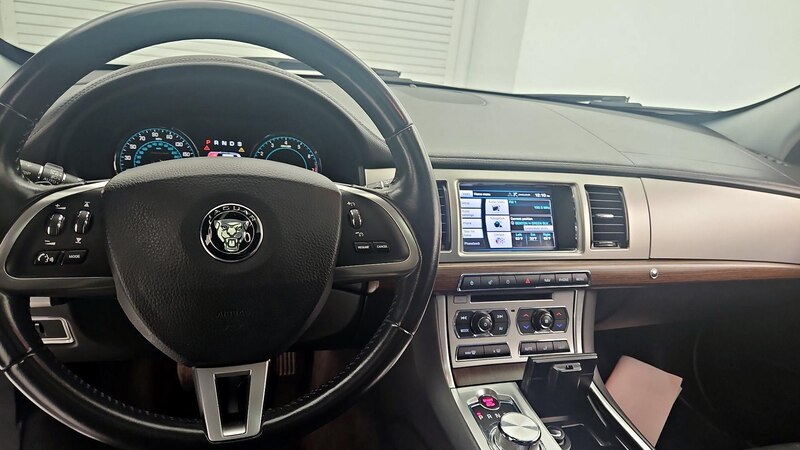 2015 Jaguar XF Premium 9