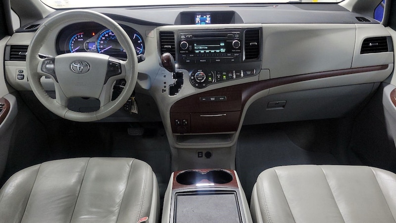 2013 Toyota Sienna XLE 9