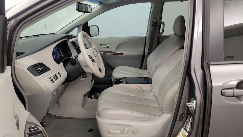 2013 Toyota Sienna XLE 11