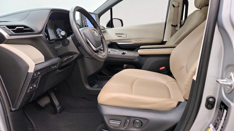 2021 Toyota Sienna XLE 11