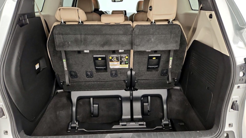 2021 Toyota Sienna XLE 22