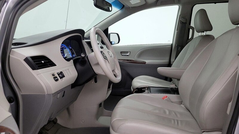 2013 Toyota Sienna XLE 11