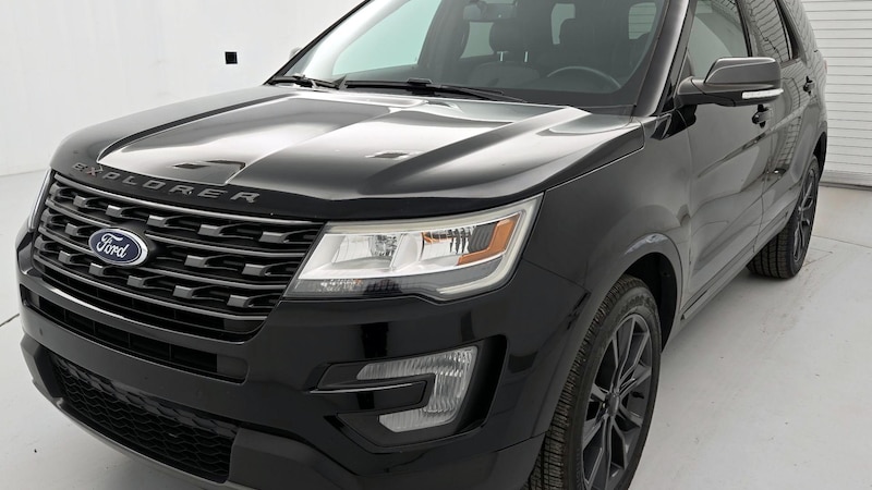 2017 Ford Explorer XLT Hero Image