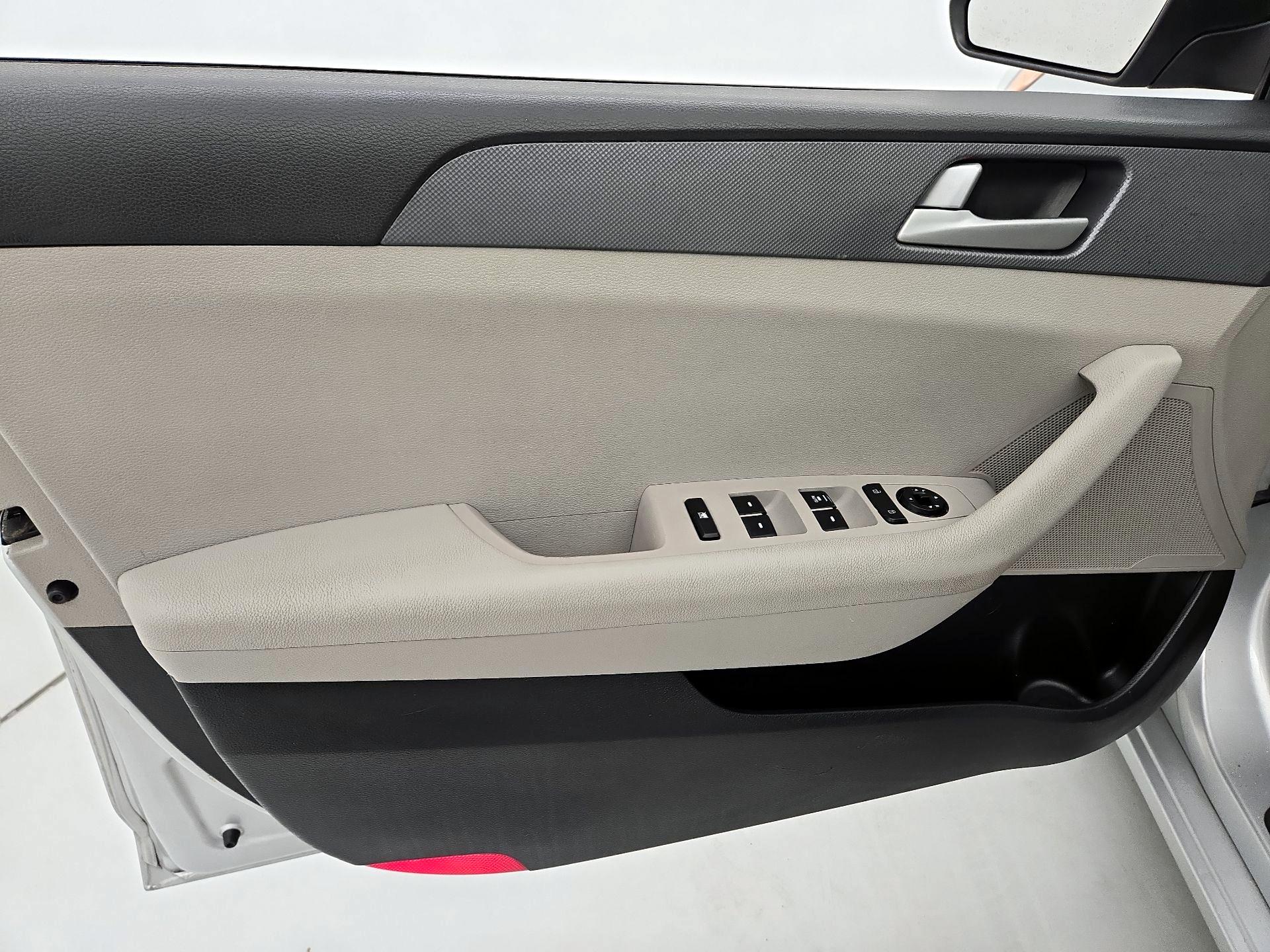 Thumbnail: 2016 Hyundai Sonata - 12
