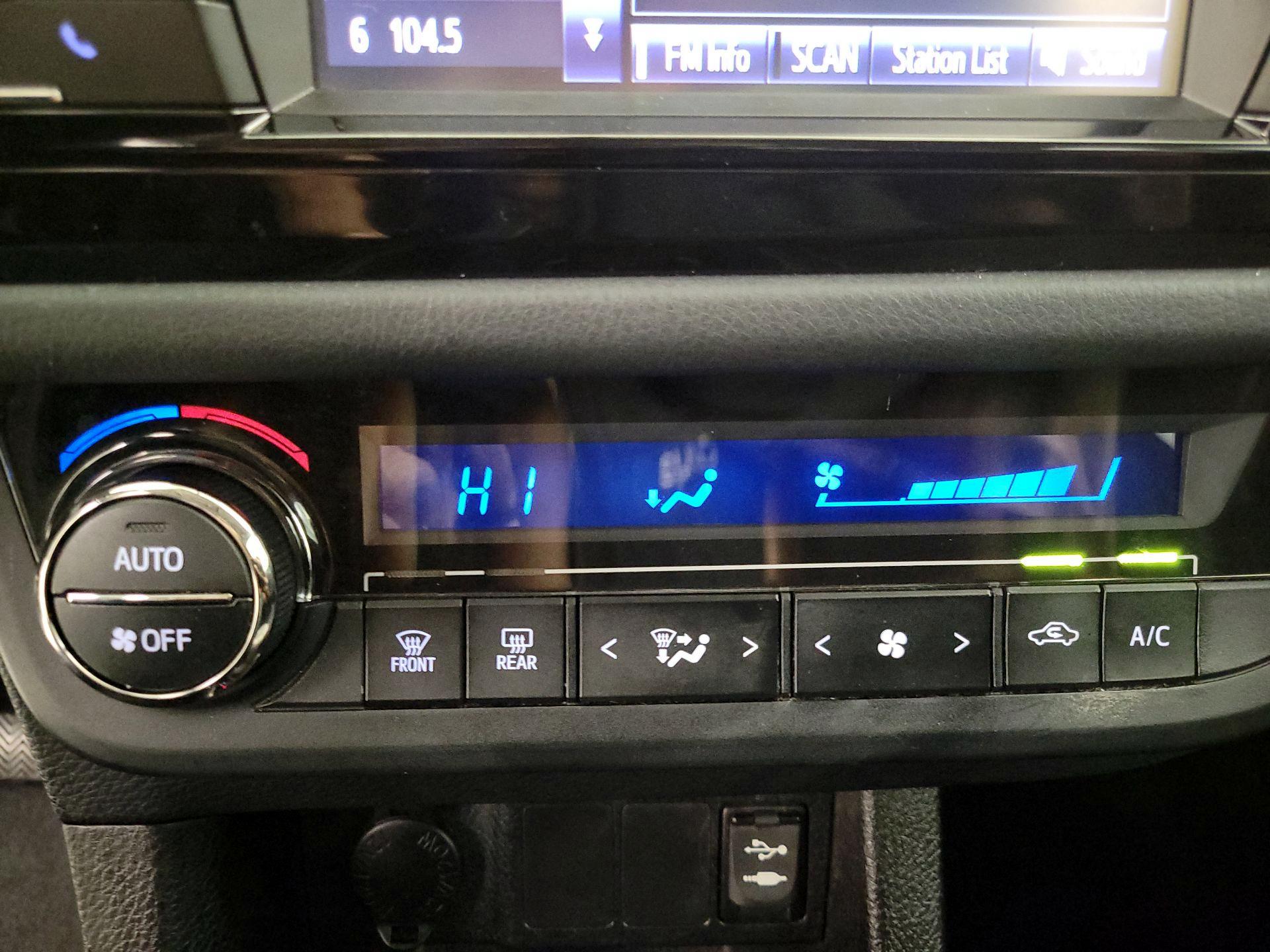 Thumbnail: 2014 Toyota Corolla - 16