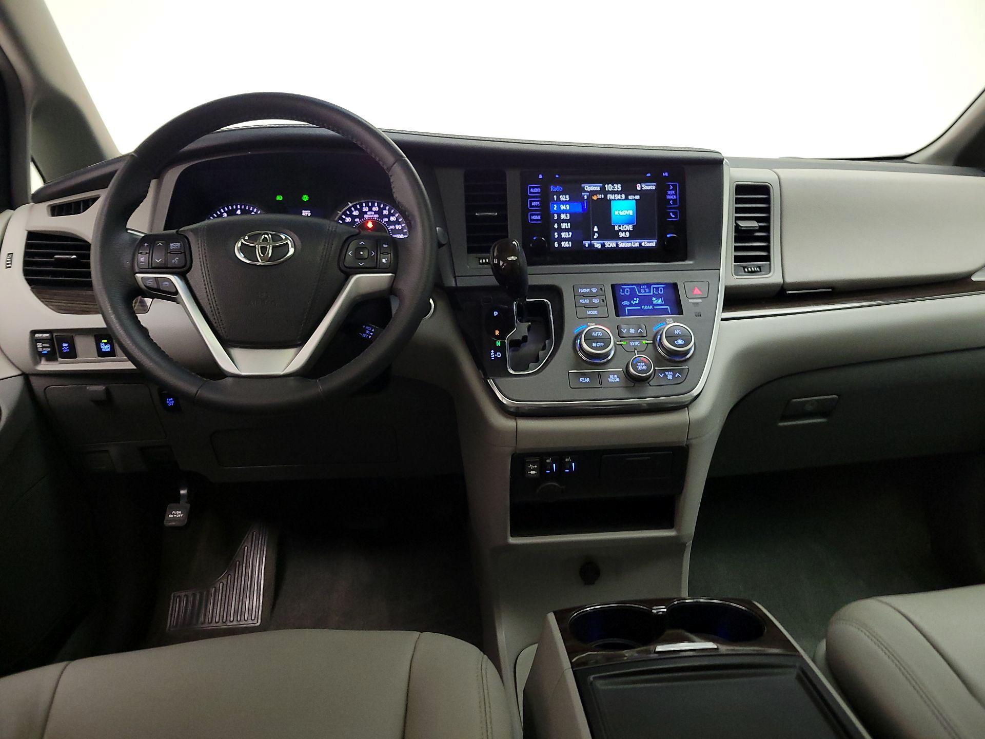 Thumbnail: 2017 Toyota Sienna - 9