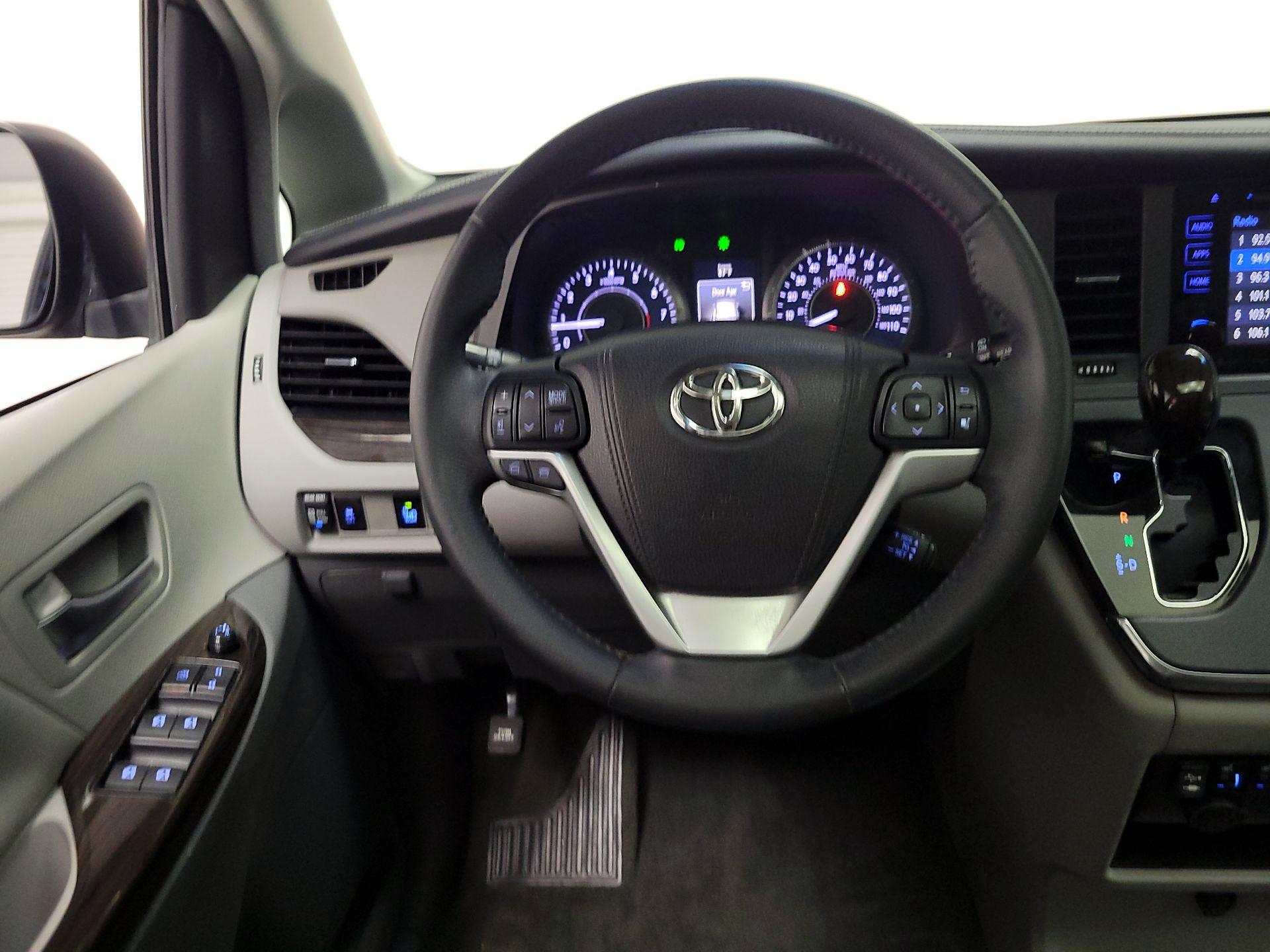 Thumbnail: 2017 Toyota Sienna - 10