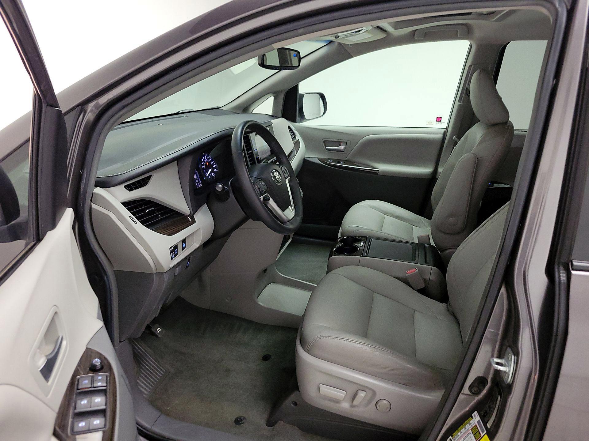 Thumbnail: 2017 Toyota Sienna - 11