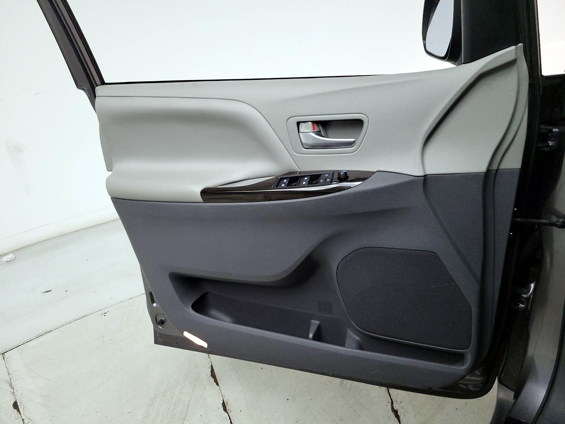 Thumbnail: 2017 Toyota Sienna - 12