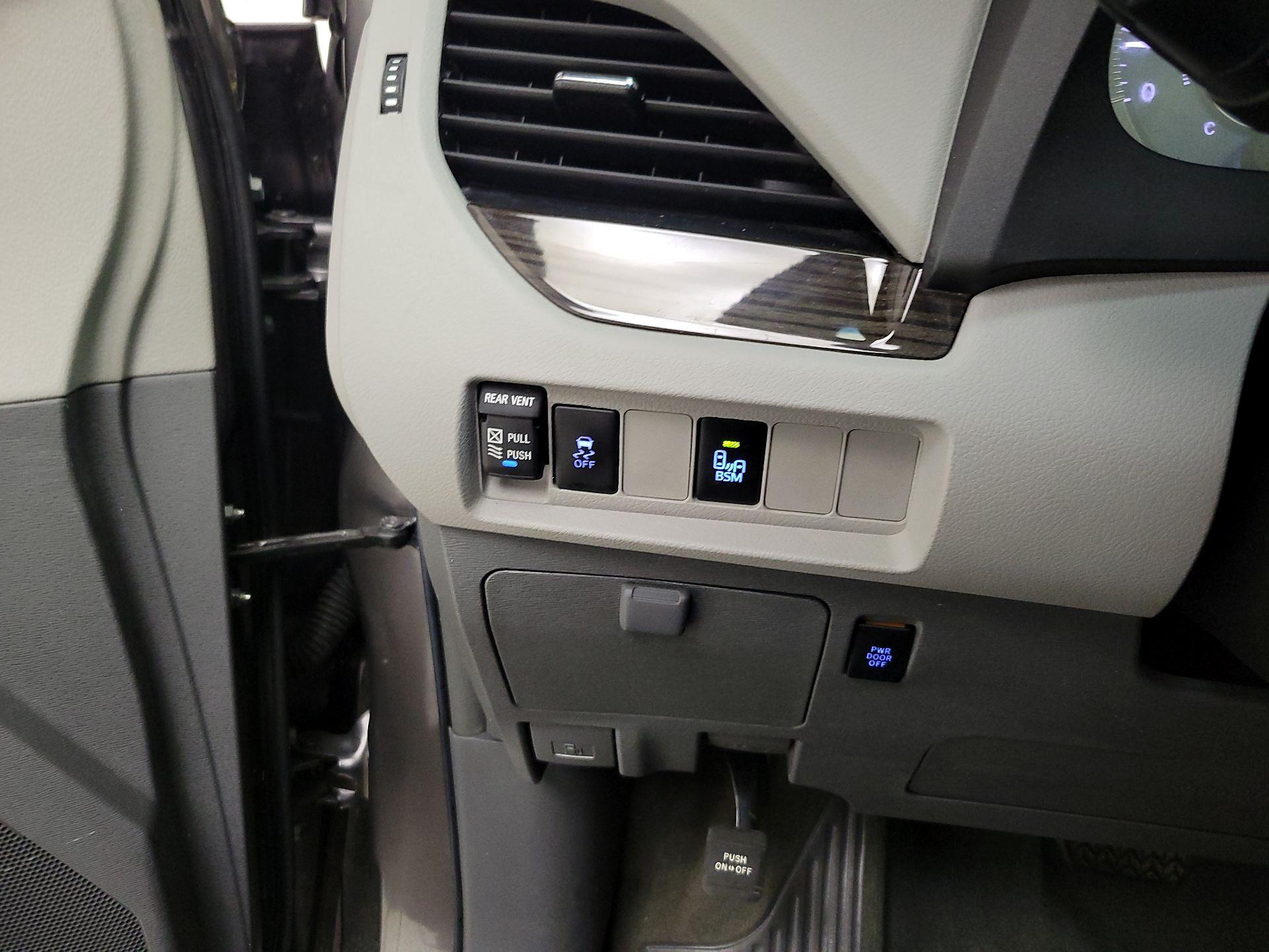 Thumbnail: 2017 Toyota Sienna - 13