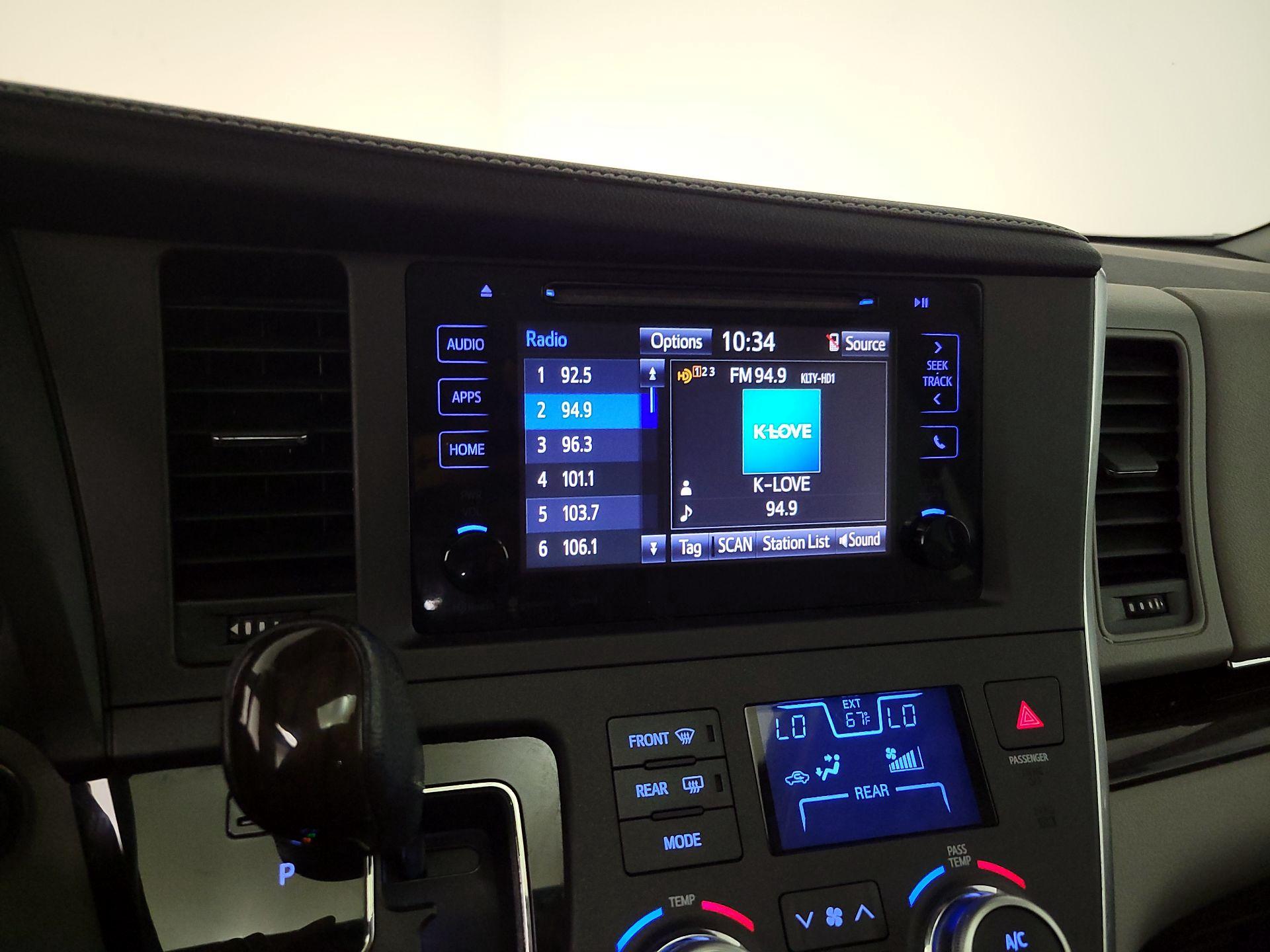 Thumbnail: 2017 Toyota Sienna - 15