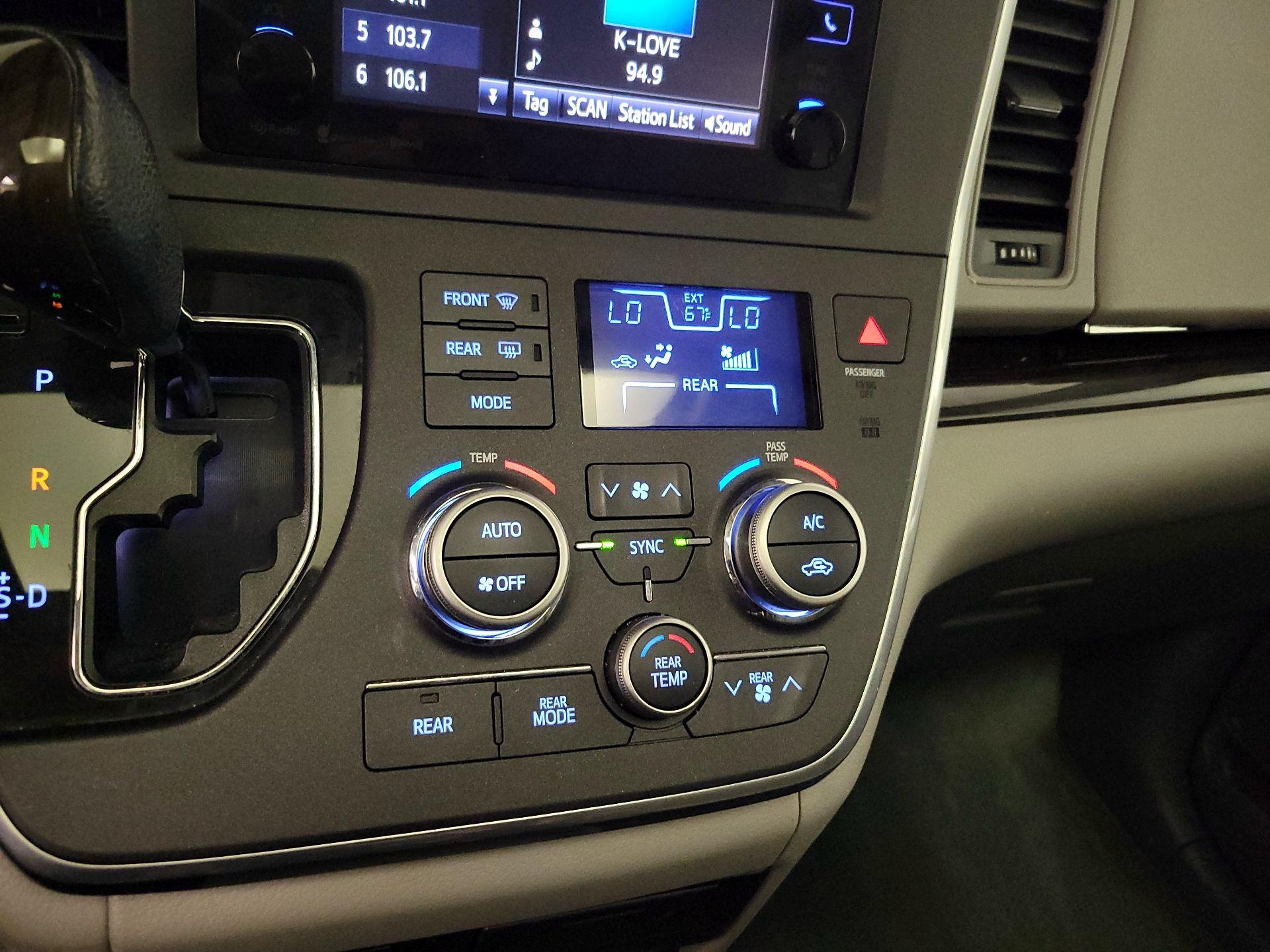 Thumbnail: 2017 Toyota Sienna - 16
