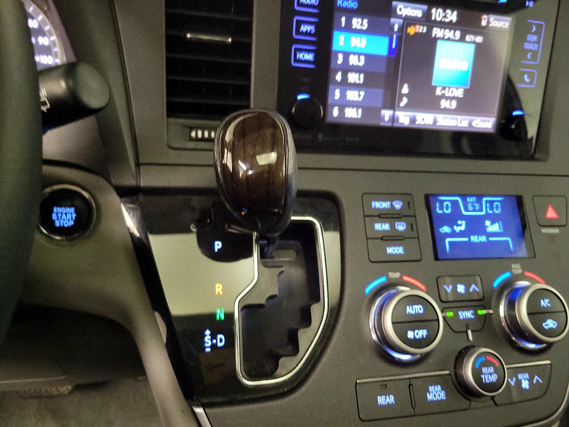Thumbnail: 2017 Toyota Sienna - 17