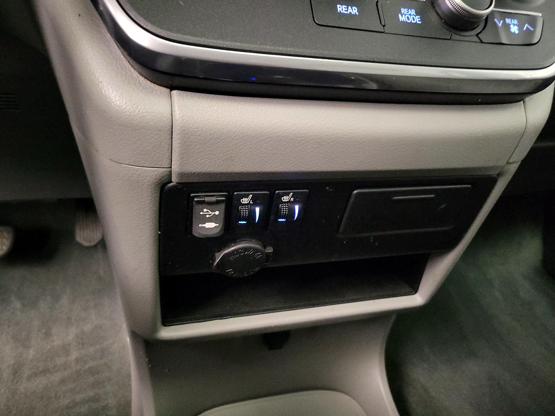 Thumbnail: 2017 Toyota Sienna - 18