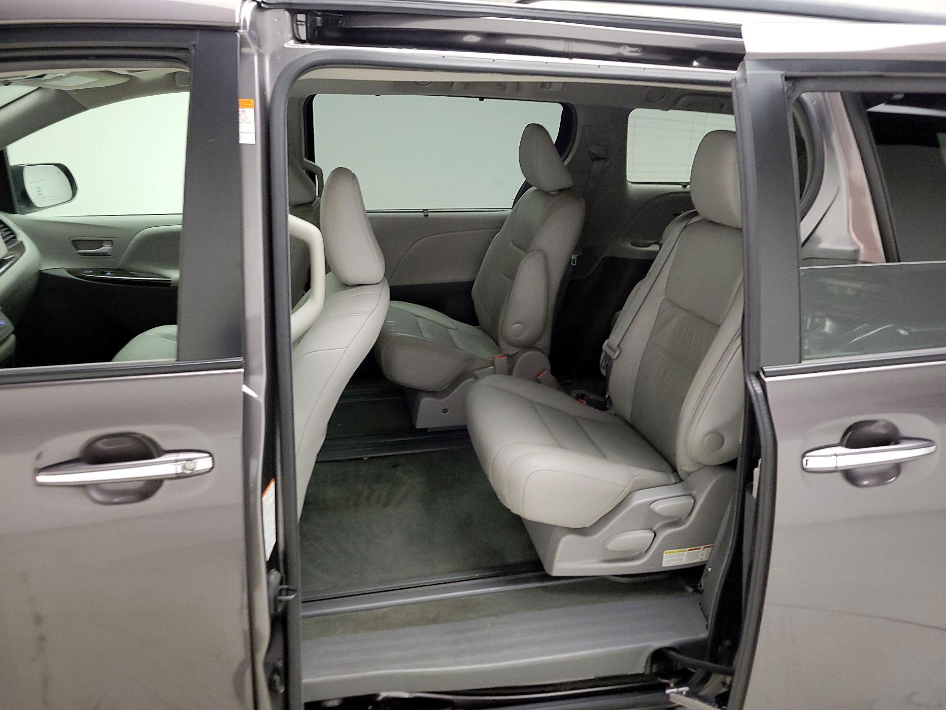 Thumbnail: 2017 Toyota Sienna - 20