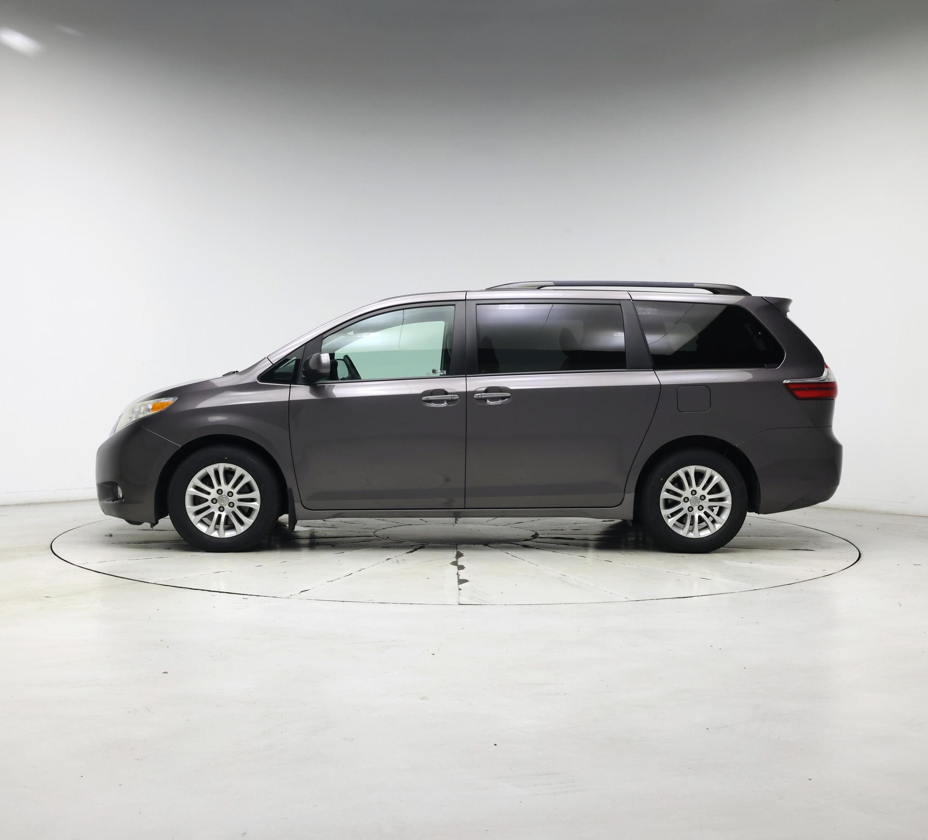 Thumbnail: 2017 Toyota Sienna - 3