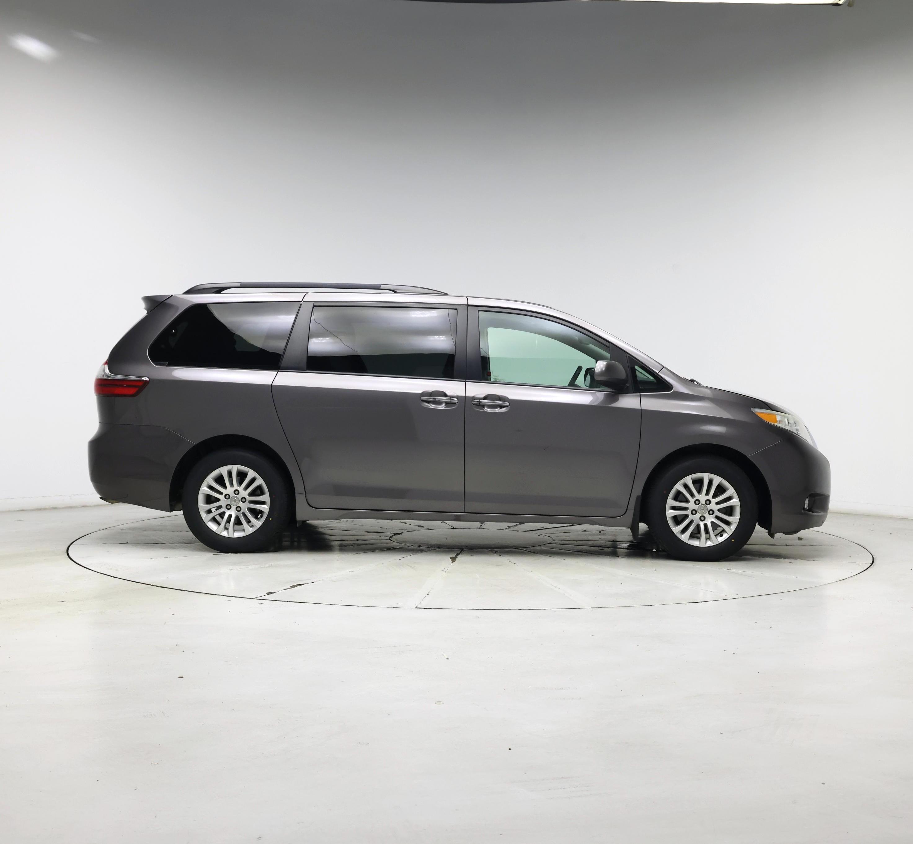 Thumbnail: 2017 Toyota Sienna - 7