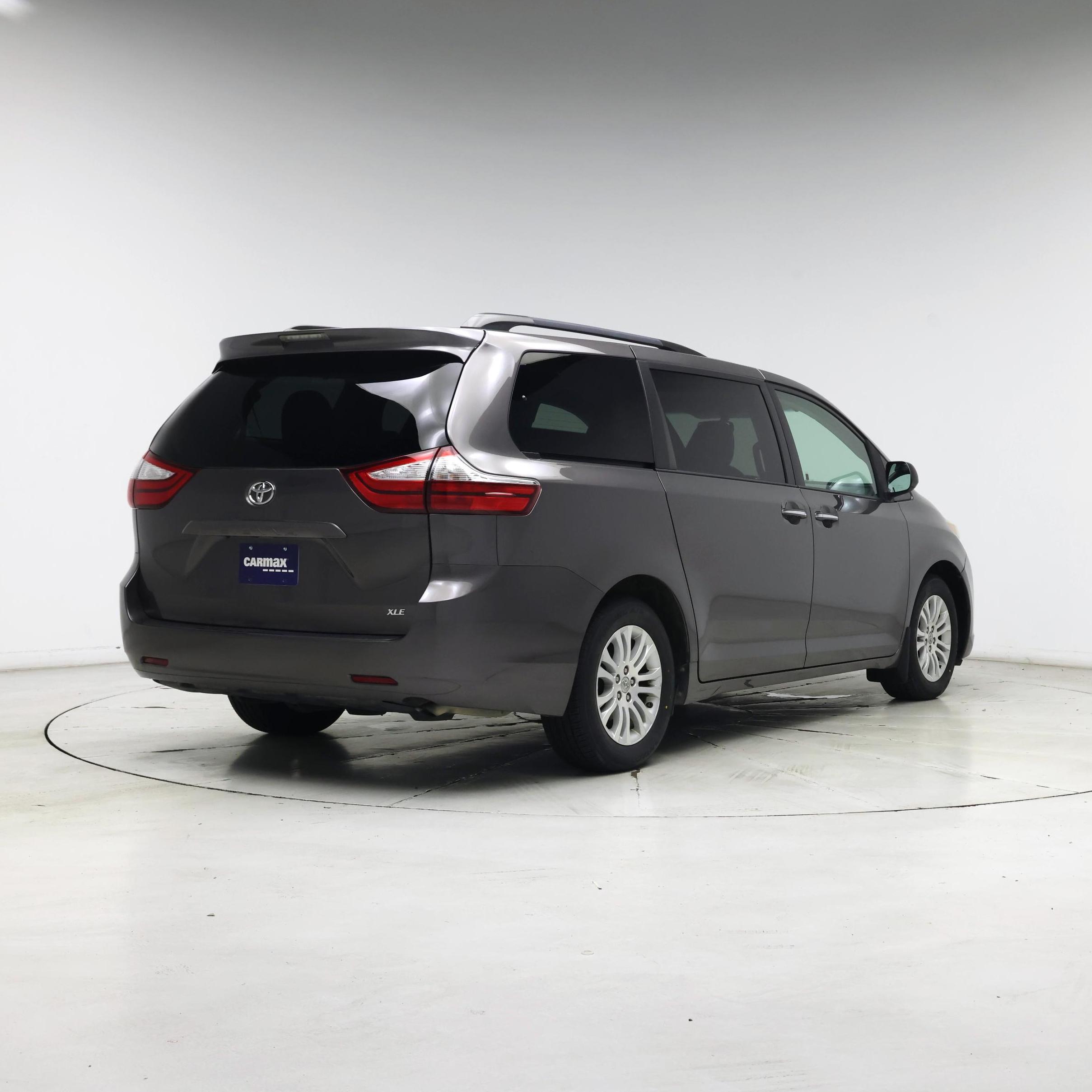 Thumbnail: 2017 Toyota Sienna - 8