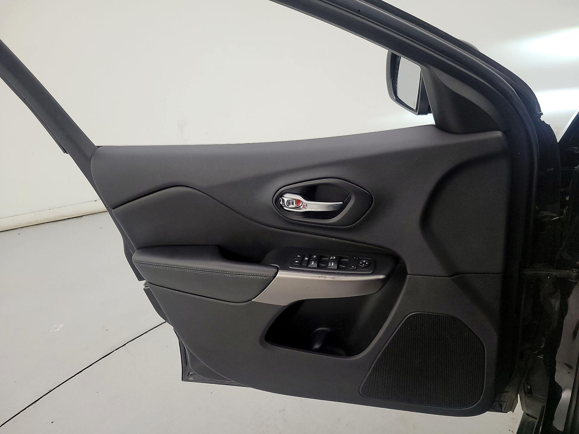 Thumbnail: 2019 Jeep Cherokee - 12