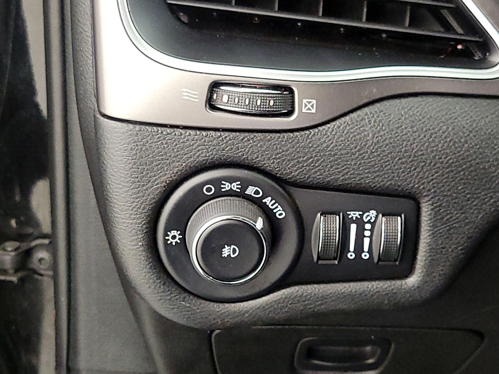 Thumbnail: 2019 Jeep Cherokee - 13