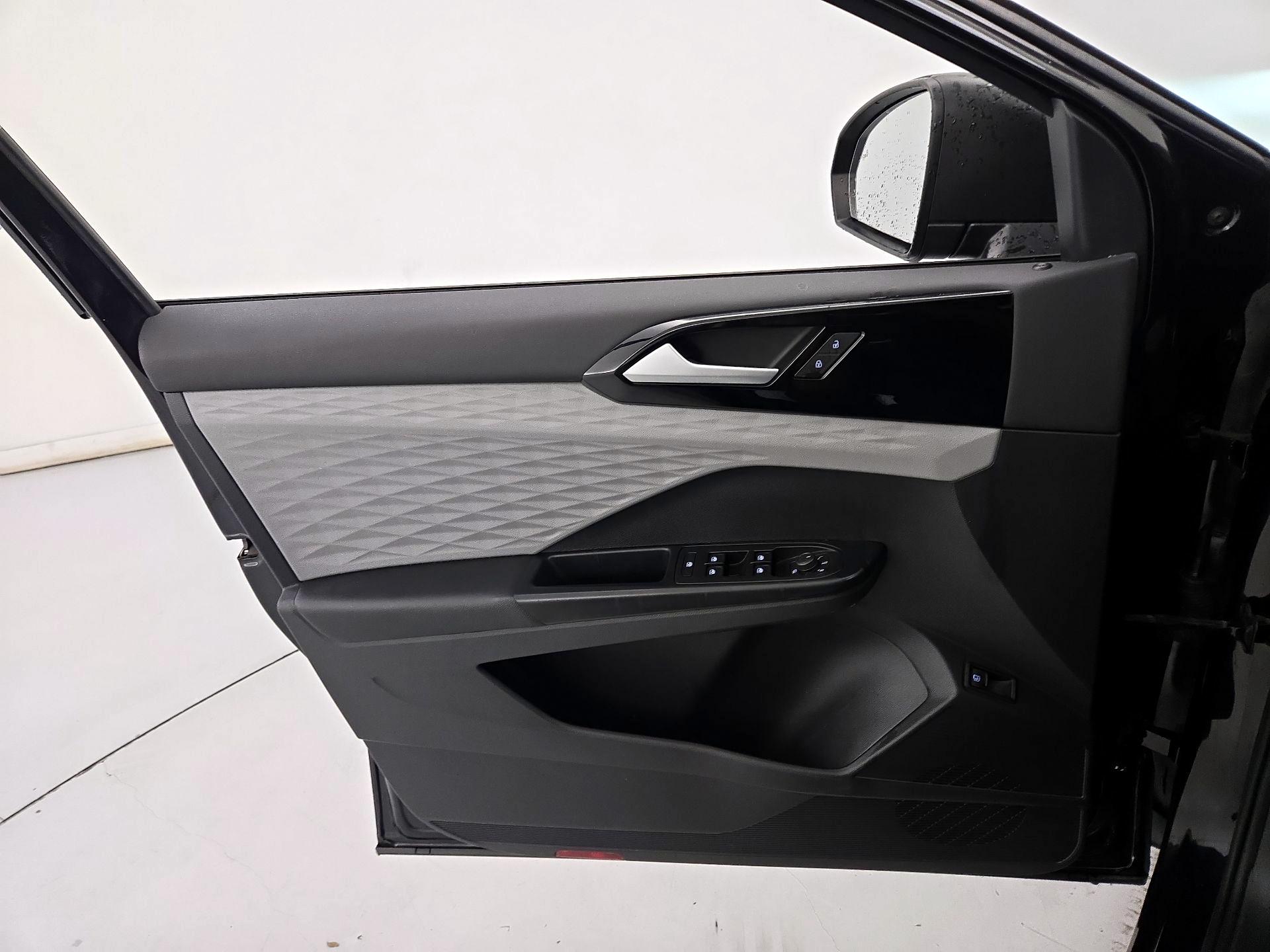 Thumbnail: 2022 Volkswagen Taos - 12