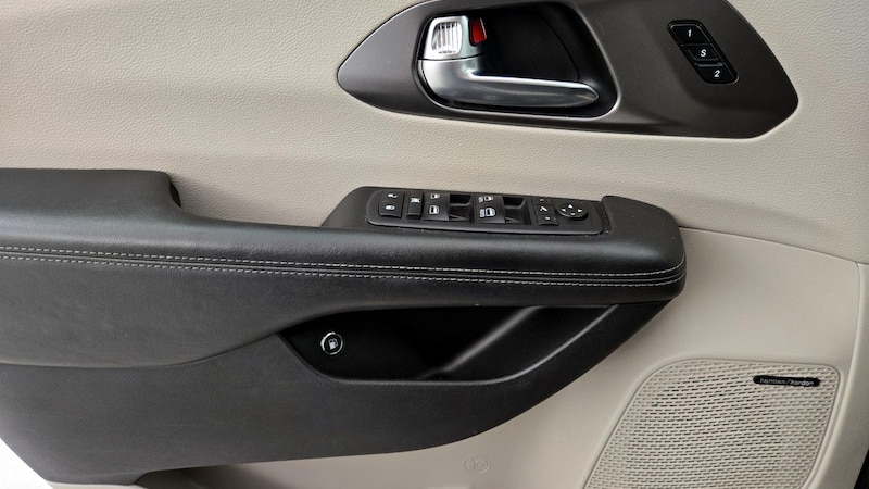 2019 Chrysler Pacifica Hybrid Limited 12