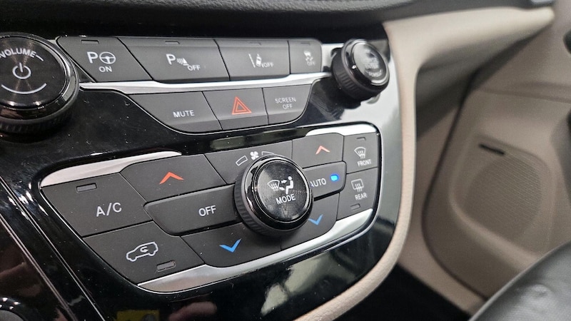 2019 Chrysler Pacifica Hybrid Limited 17