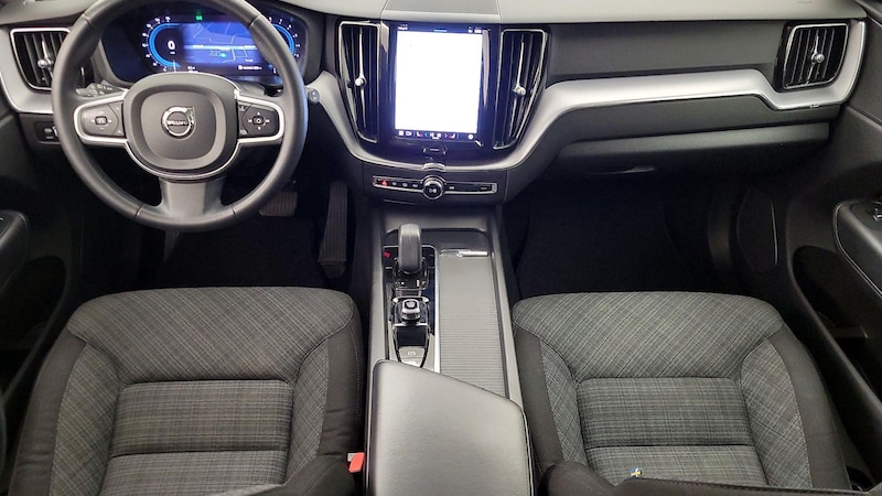 2022 Volvo XC60 B5 Momentum 9