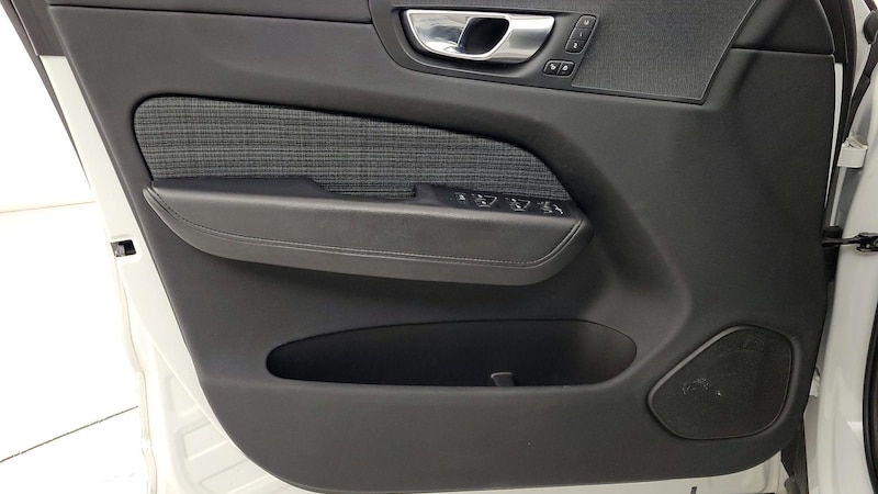 2022 Volvo XC60 B5 Momentum 12