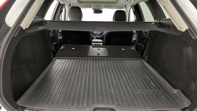 2022 Volvo XC60 B5 Momentum 23
