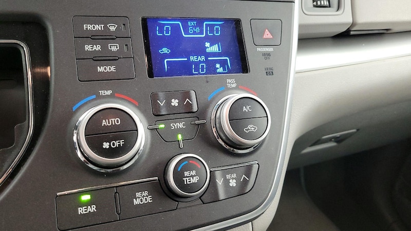 2015 Toyota Sienna L 16