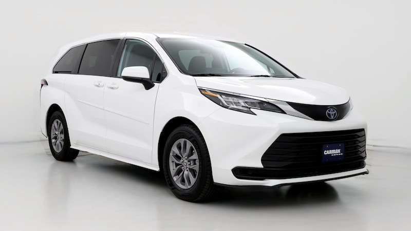 2022 Toyota Sienna LE Hero Image