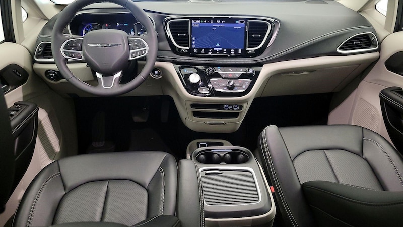 2024 Chrysler Pacifica Hybrid Select 9