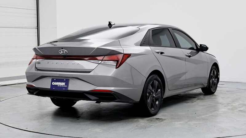 2022 Hyundai Elantra SE 8