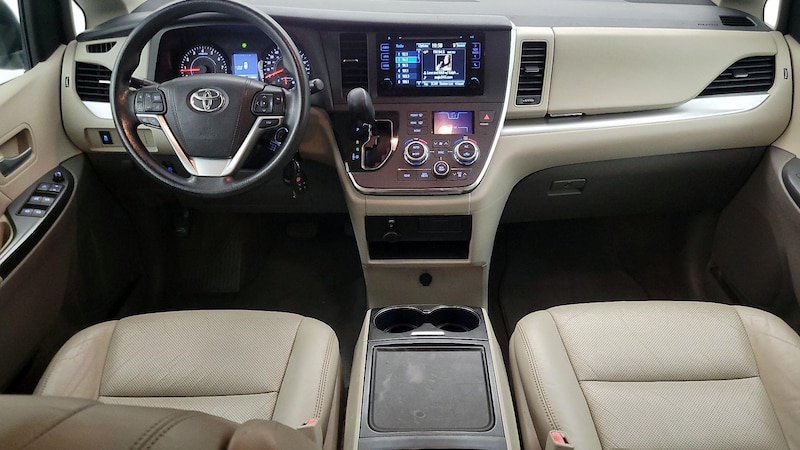 2015 Toyota Sienna LE 9