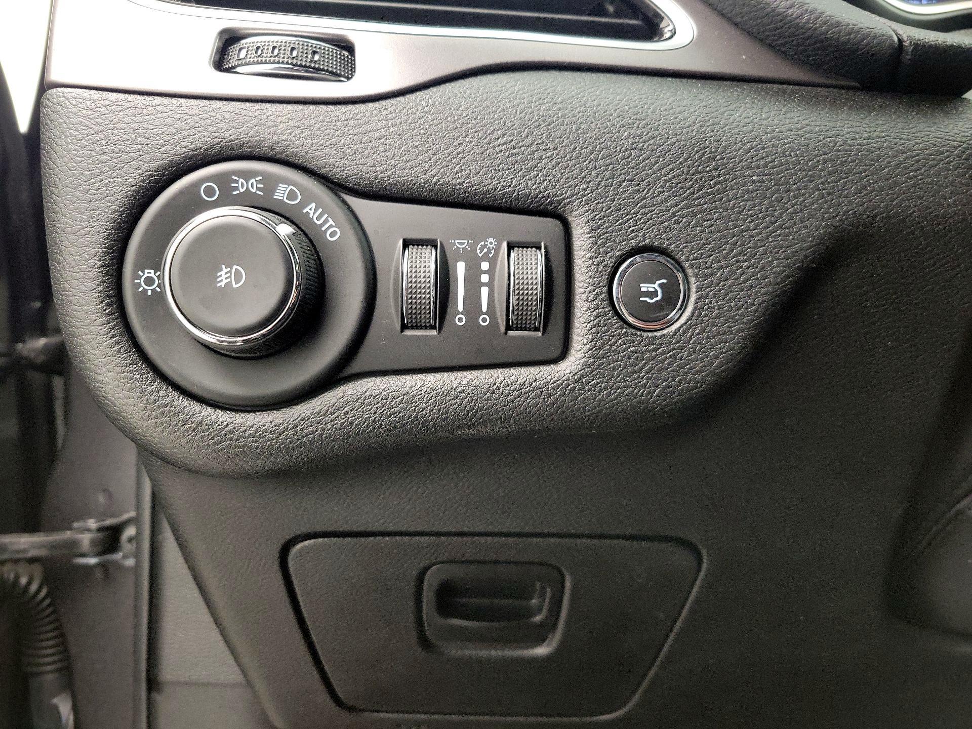 Thumbnail: 2021 Jeep Cherokee - 13