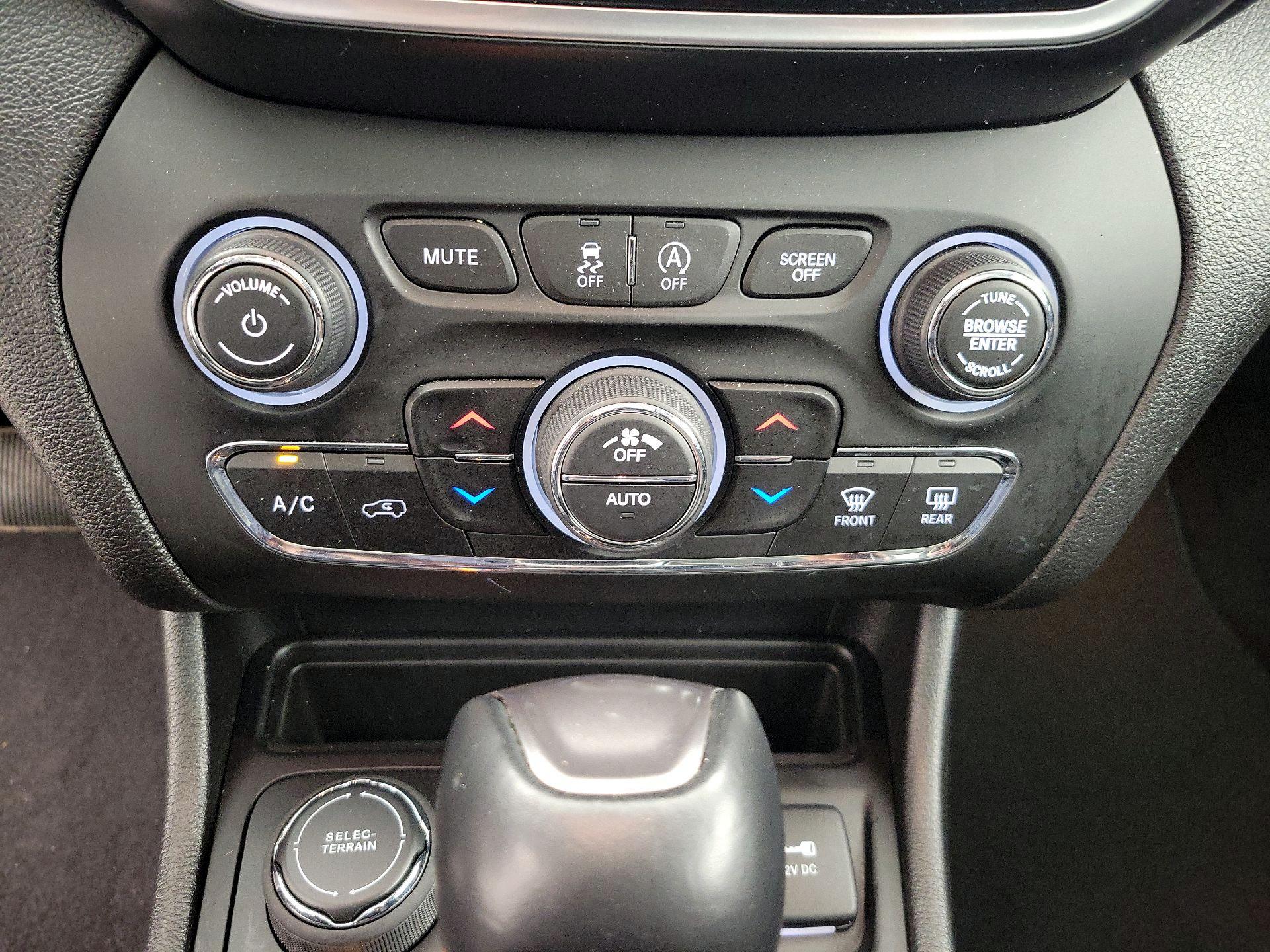 Thumbnail: 2021 Jeep Cherokee - 17