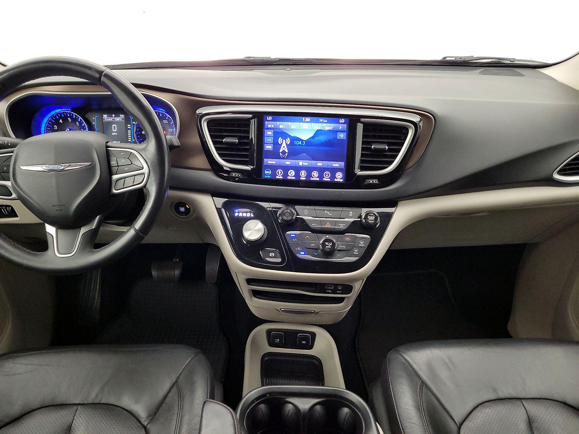 Thumbnail: 2018 Chrysler Pacifica - 9