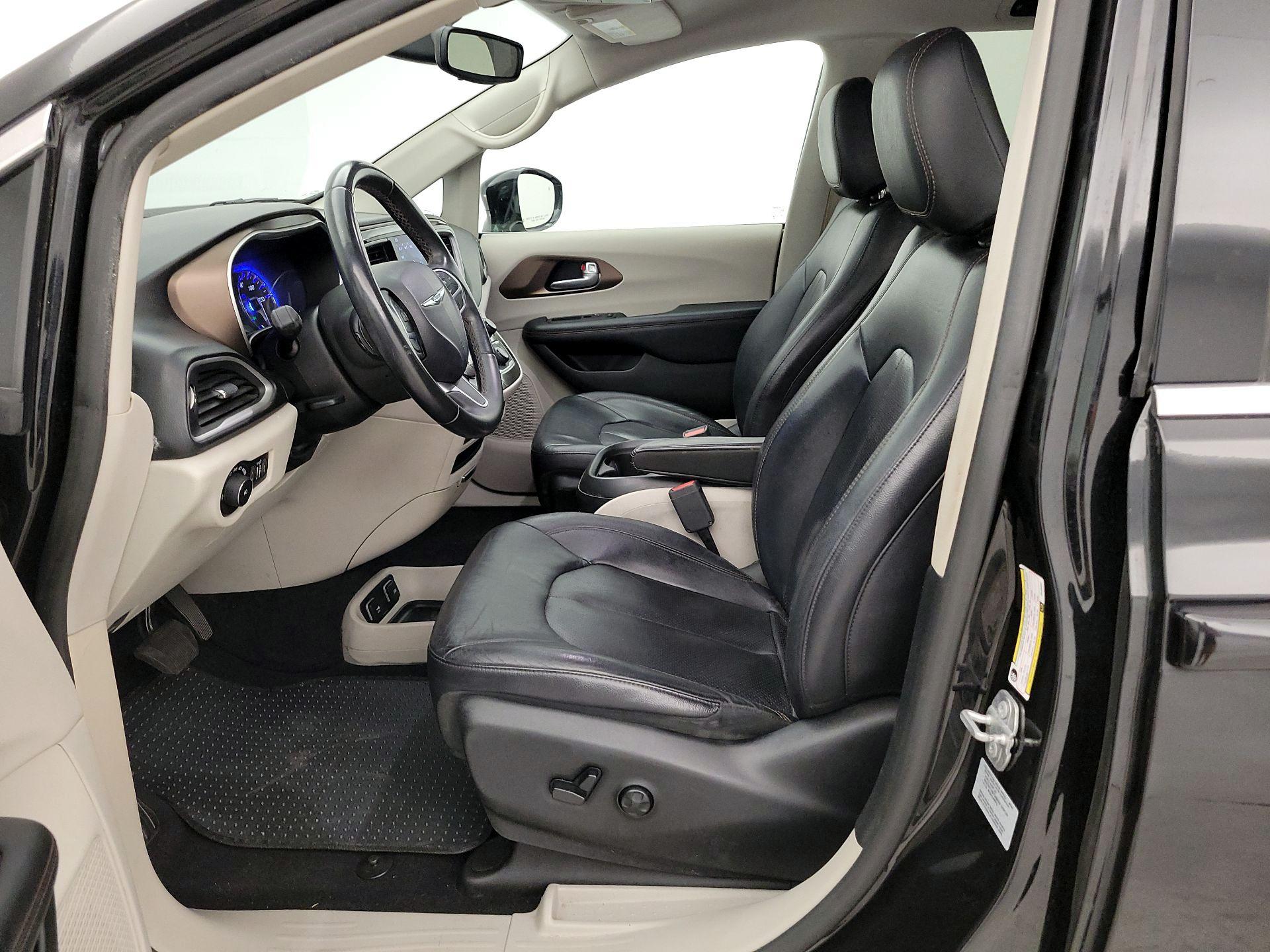 Thumbnail: 2018 Chrysler Pacifica - 11