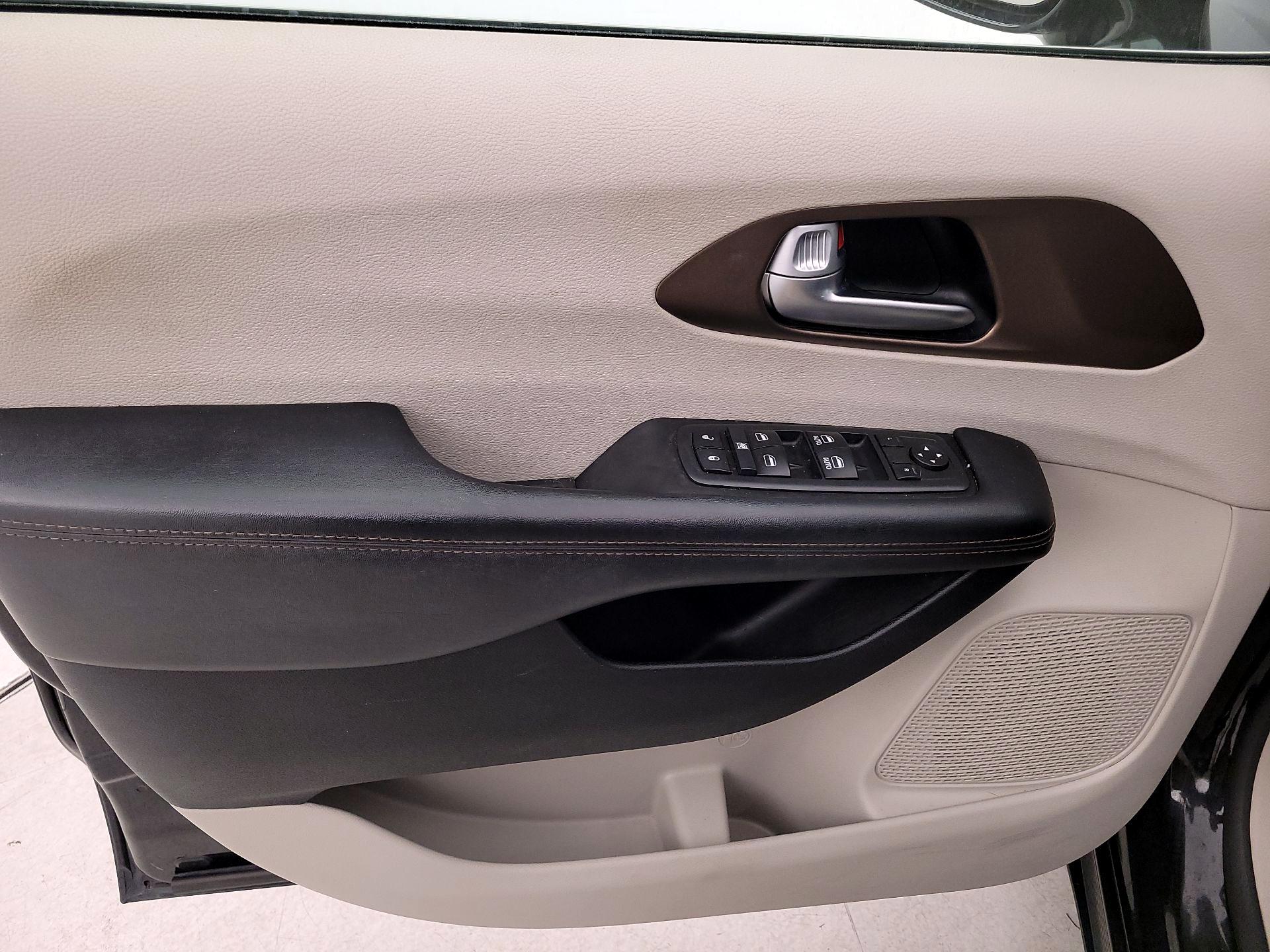 Thumbnail: 2018 Chrysler Pacifica - 12
