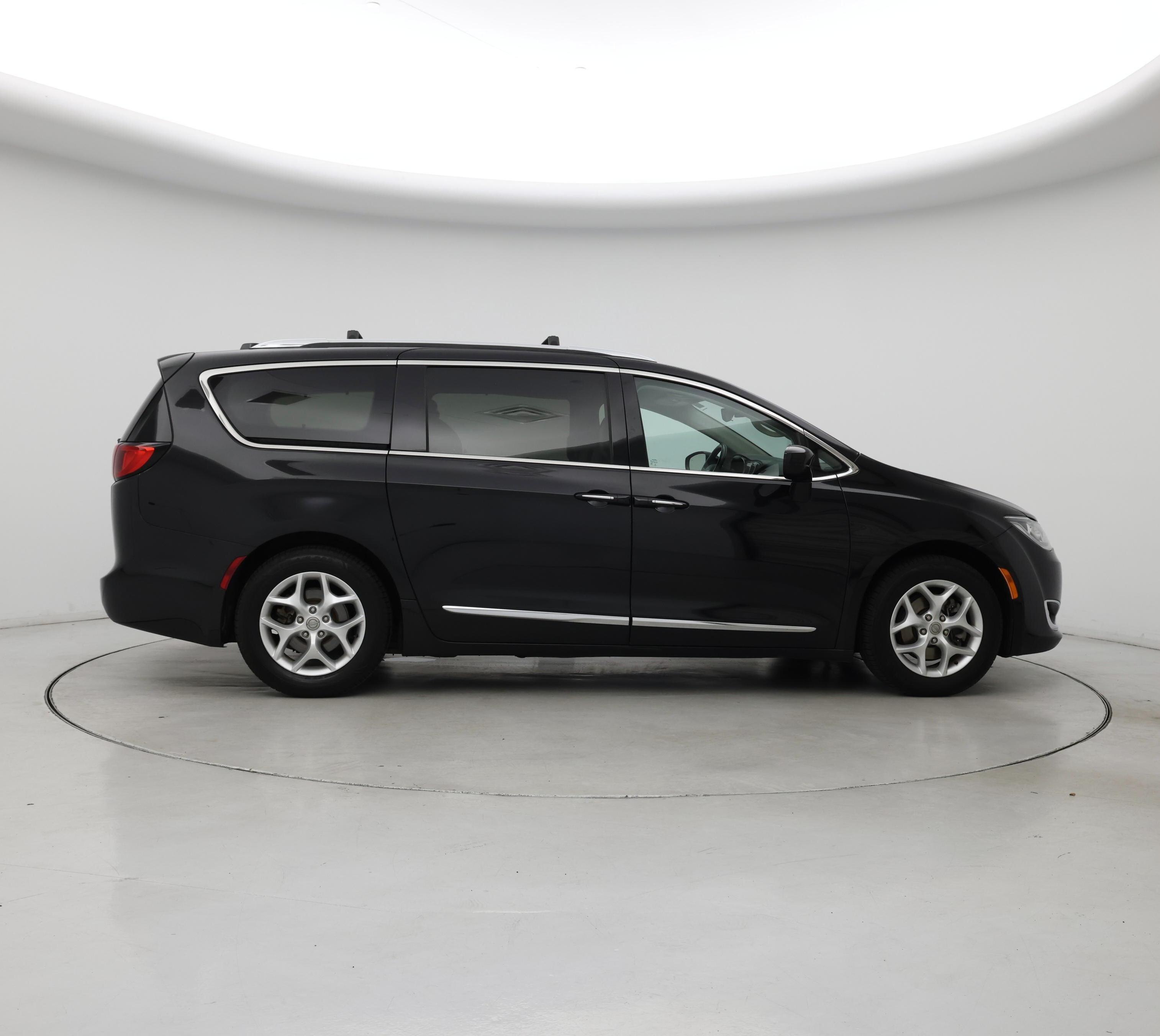Thumbnail: 2018 Chrysler Pacifica - 7