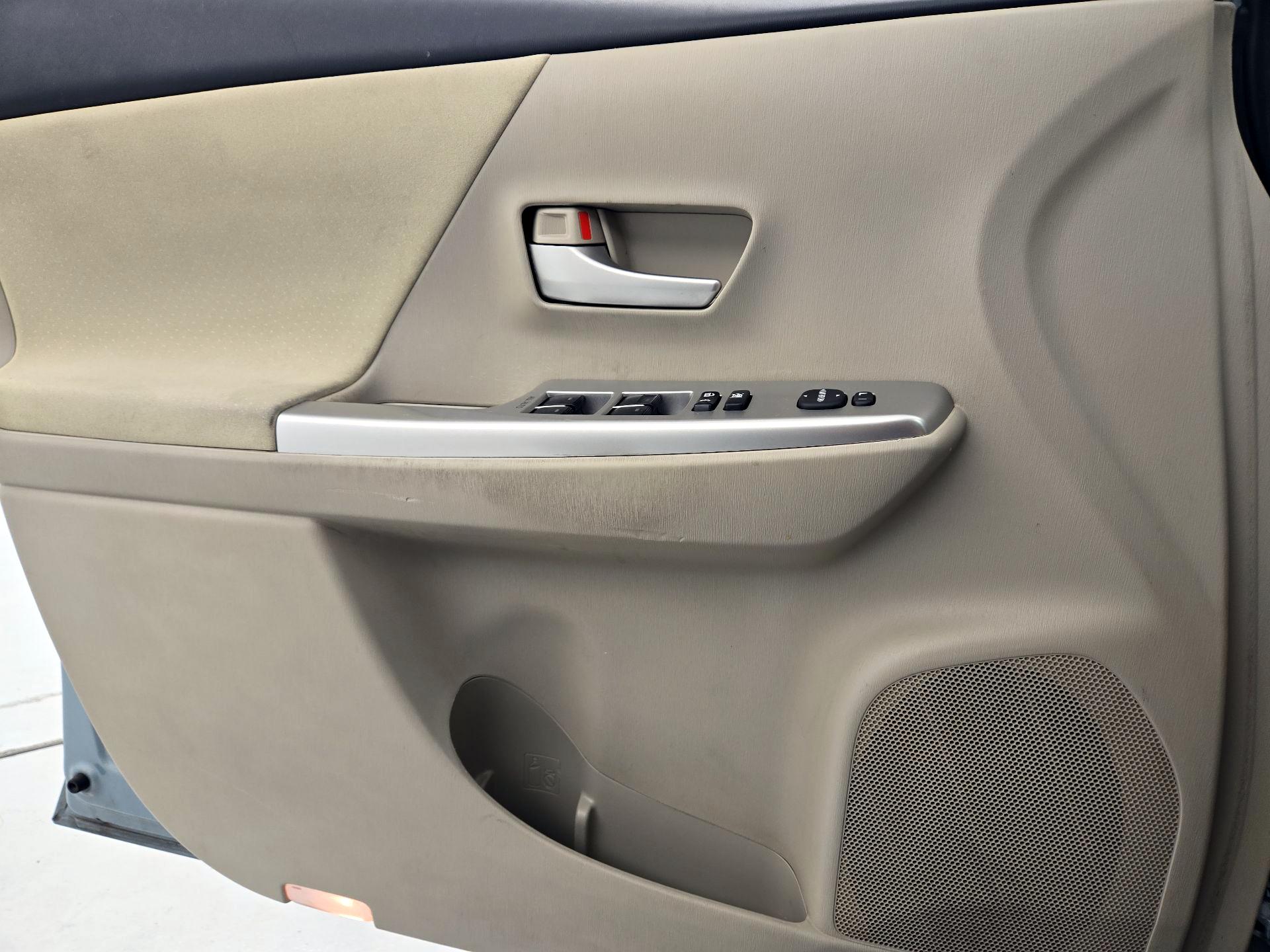 Thumbnail: 2014 Toyota Prius v - 12