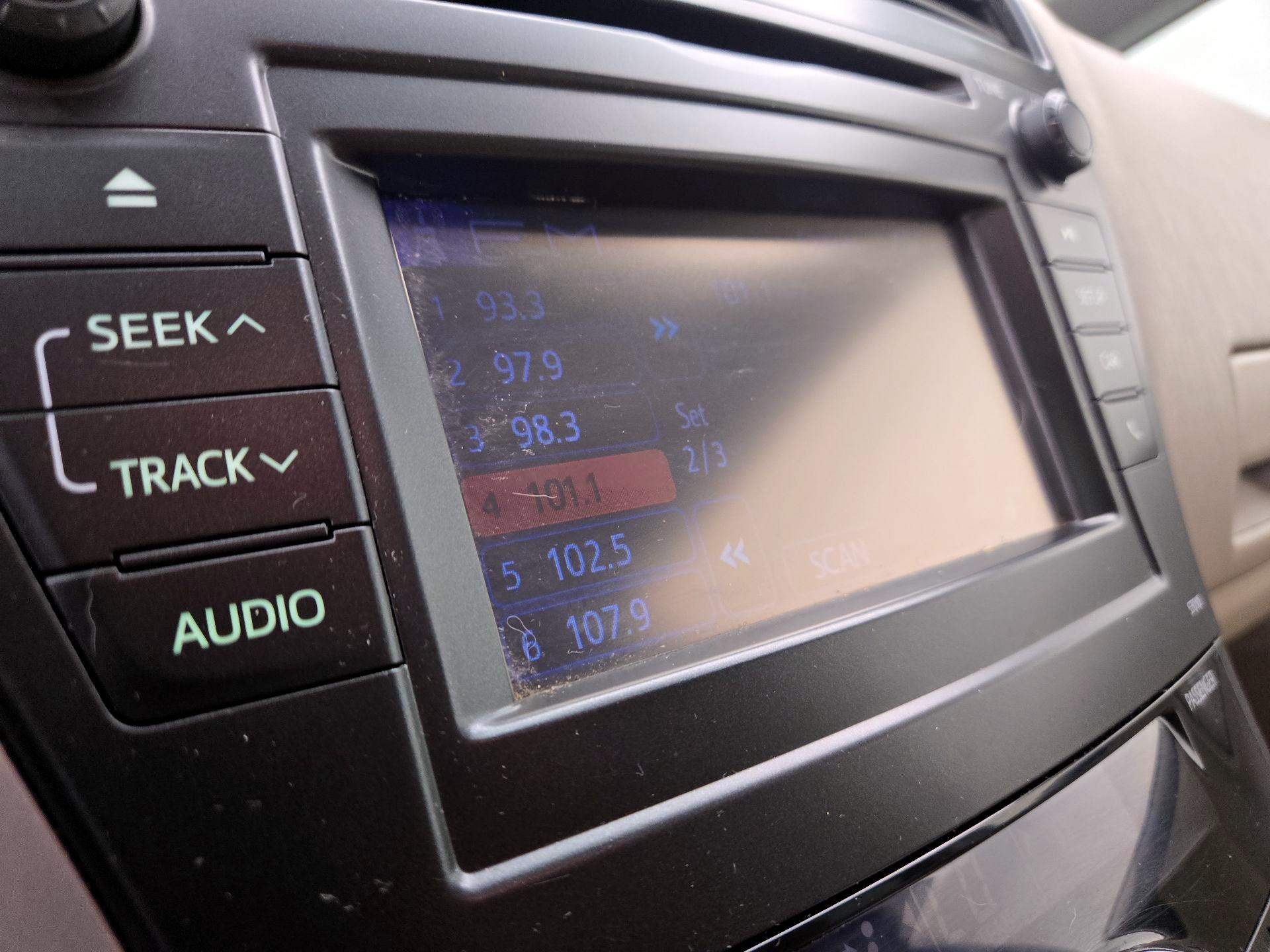 Thumbnail: 2014 Toyota Prius v - 15