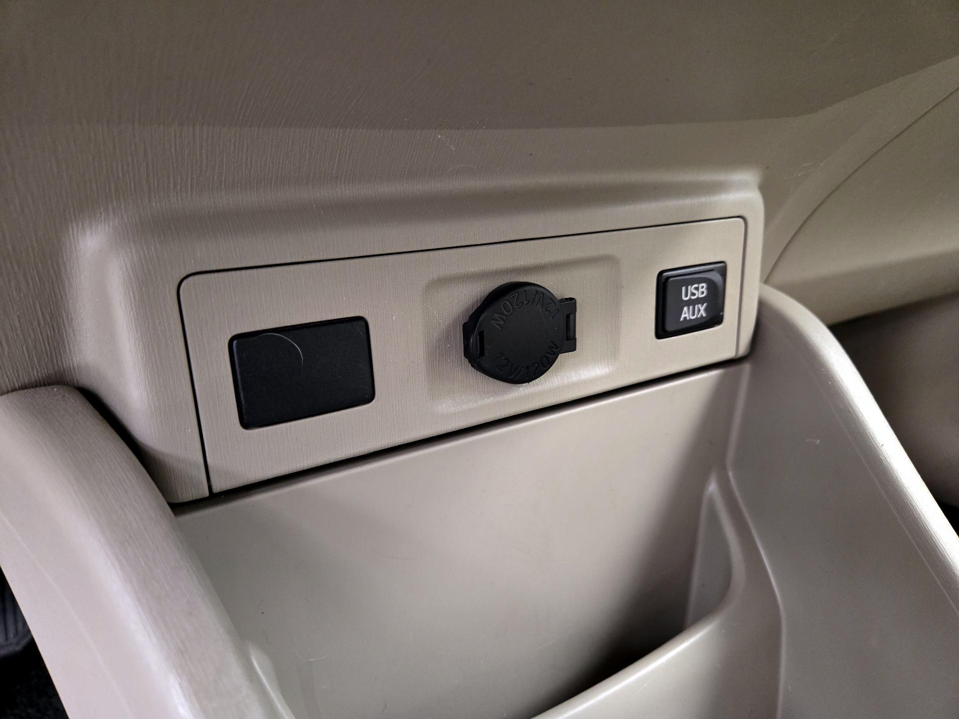 Thumbnail: 2014 Toyota Prius v - 18