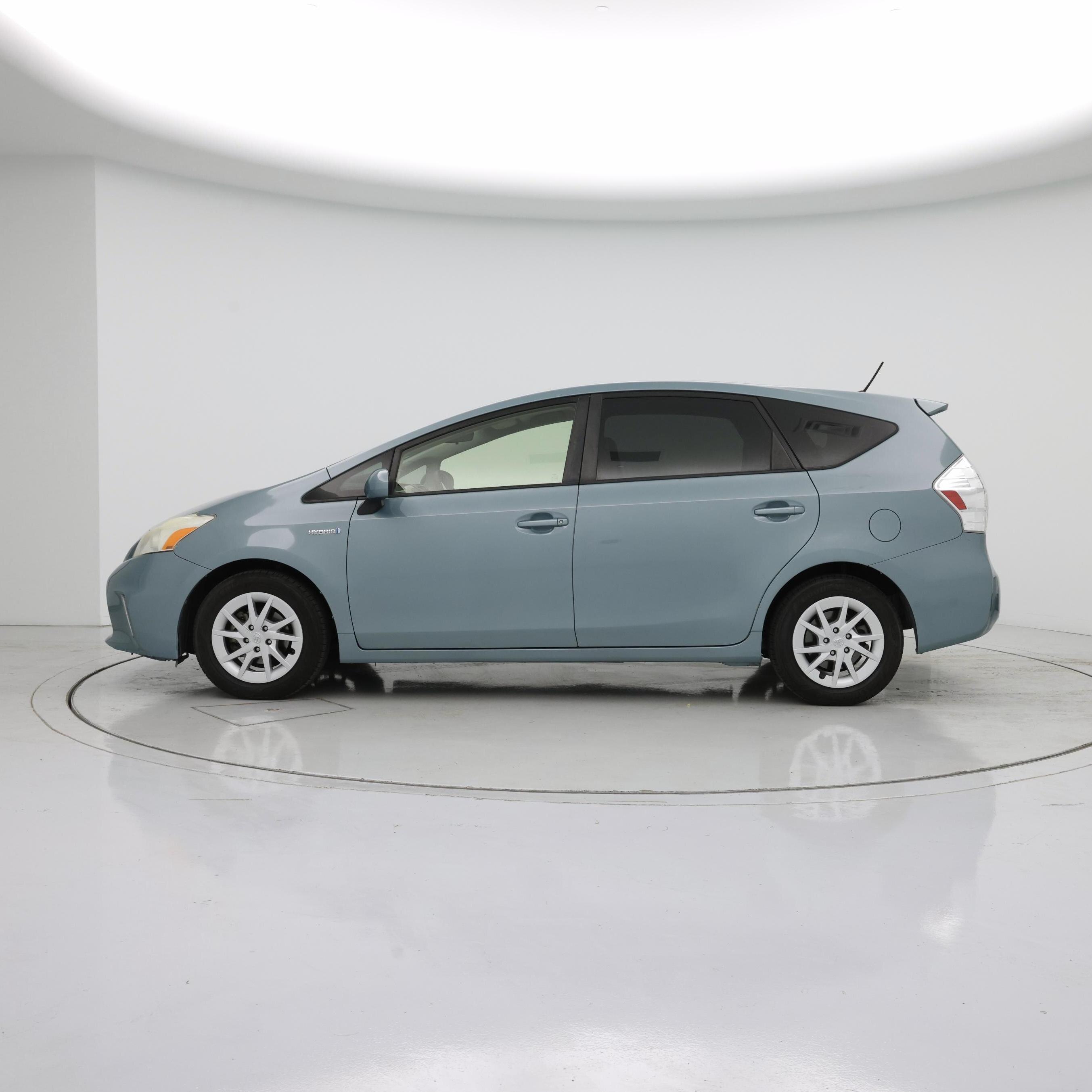 Thumbnail: 2014 Toyota Prius v - 3